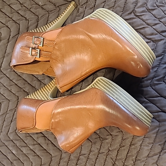 Shoes - Picture 2 of 4